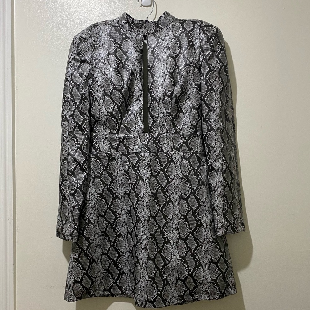 ASOS Dress with front slit. Snake print. Size 4 US womens. Code-C0005